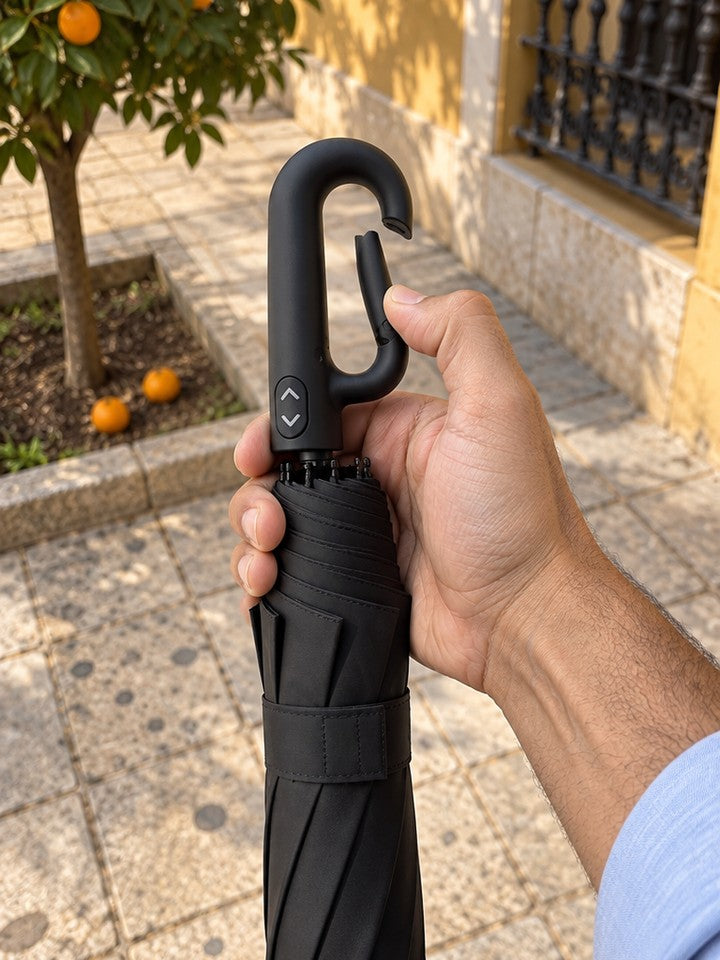 Mano che apre il moschettone dell'ombrello StormHook di Vonari